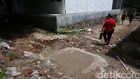 Ada juga jalan yang sudah rusak parah.