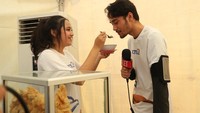 Kini Syifa Hadju sedang menjalin cinta dengan aktor muda tampan Megantara. Begini romantisnya mereka saat menyantap bakwan Malang. Foto: Istimewa