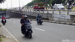 Bahaya! Pemotor Ini Nekat Lawan Arah di Pondok Bambu