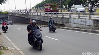 Selain melawan arah, ada juga yang tak memakai helm.