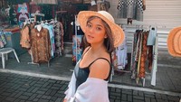 Tak hanya melihat kemegahan Candi Borobudur, Marion juga sempat berpose di sentra perbelanjaan yang terletak di salah satu sisi candi. Marion pun tampak cantik dan seksi seperti biasa (@lalamarionmj/Instagram)