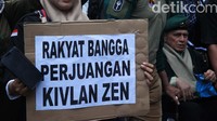 Mereka membentangkan berbagai poster.