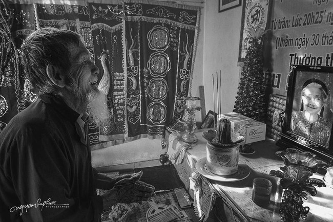 Kehilangan istrinya, pasangan seumur hidupnya, membuat Le Van Se merasa sangat sedih. Kesehatannya menurun, membuatnya sulit untuk bergerak, tetapi dia masih merawat altar peringatan mendiang sang istri setiap hari dan selalu berbicara dengannya di depannya. Foto: dok. Fotografer Nguyen Vu Phuoc