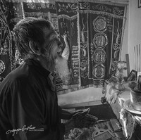 Kehilangan istrinya, pasangan seumur hidupnya, membuat Le Van Se merasa sangat sedih. Kesehatannya menurun, membuatnya sulit untuk bergerak, tetapi dia masih merawat altar peringatan mendiang sang istri setiap hari dan selalu berbicara dengannya di depannya. Foto: dok. Fotografer Nguyen Vu Phuoc