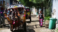 Warga dan beberapa pengiat wisata juga mengeluhkan jalan akses yang tidak layak.
