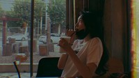 Dalam beberapa kesempatan Soo Jung sering mengabadikan momen bersantainya di kafe. Salah satunya ketika tengah menikmati susu. Foto: Instagram @kohsoojeong