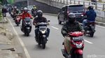 Bahaya! Pemotor Ini Nekat Lawan Arah di Pondok Bambu