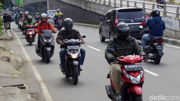 Bahaya! Pemotor Ini Nekat Lawan Arah di Pondok Bambu