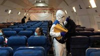 Suasana di pesawat cargo yang difungsikan untuk membawa baik masyarakat hingga WNA dari Wuhan (Edward Wang/Reuters)
