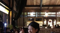 Cantiknya Soo Jung ketika menikmati makan malam di salah satu restoran bernuansa klasik. Foto: Instagram @kohsoojeong