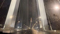 Pasca merebaknya virus Corona di Kota Wuhan, China, tak sedikit warganya yang pergi meninggalkan kota yang tak ubahnya dengan kota hantu tersebut. Begini sepinya jalanan menuju bandara (Edward Wang/Reuters)