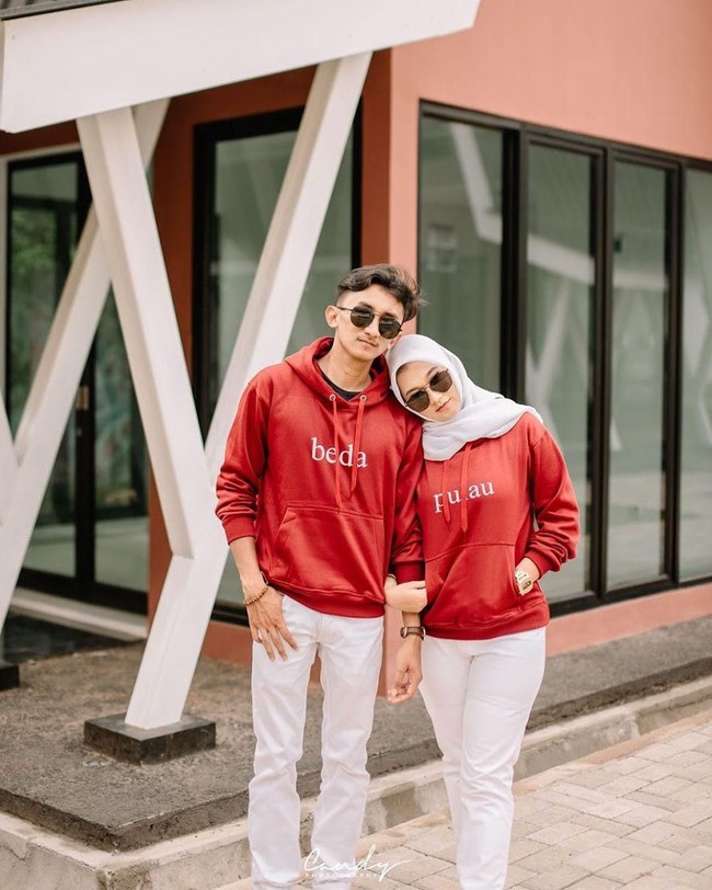 Nggak lama doi bilang begini Mba kalau cowoknya kelamaan ngelamar, aku mau lamar mba di bulan Desember. Disini gue nggak tau harus berpikiran apa. Speechless (untung nggak jantungan cuy) padahal posisi feeds dan bio gue masih foto-foto pacar (mantan). Karena penasaran akhirnya gue follback tuh, ungkap Heni. Foto: Instagram @heni.kn