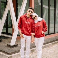 Nggak lama doi bilang begini Mba kalau cowoknya kelamaan ngelamar, aku mau lamar mba di bulan Desember. Disini gue nggak tau harus berpikiran apa. Speechless (untung nggak jantungan cuy) padahal posisi feeds dan bio gue masih foto-foto pacar (mantan). Karena penasaran akhirnya gue follback tuh, ungkap Heni. Foto: Instagram @heni.kn