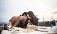 Makan Malam Romantis dengan Pasangan Bikin Hubungan Langgeng