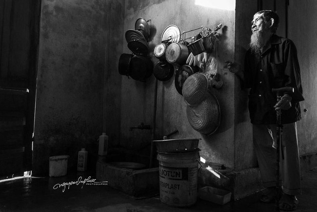 Pasangan yang sempurna ini tidak lagi bersama, Nguyen Thi Loi meninggalkan Le Van Se dengan kesedihan dan kenangan. Cinta yang luar biasa karena mereka hidup saling mengasihi selama sisa hidup mereka. Foto: dok. Fotografer Nguyen Vu Phuoc