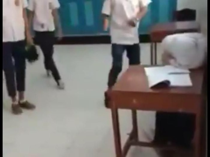 3 siswa pukul-tendangi siswi hingga tak berdaya di SMP Purworejo, Rabu (12/2/2020).