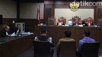 Para saksi memberi keterangan dalam sidang lanjutan kasus korupsi distribusi gula dengan terdakwa Dolly Pulungan dan Kadek Kertha Laksana, di Pengadilan Tipikor, Jakarta Pusat, Rabu (12/2/2020).