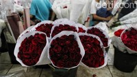 Bunga mawar menjadi salah satu bunga yang paling banyak dicari oleh pembeli menjelang hari Valentine.