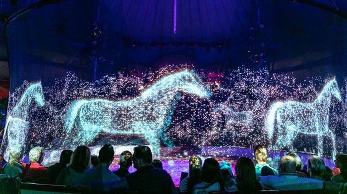 Sirkus Roncalli berhenti menggunakan hewa hidup, tapi menggantinya dengan hologram