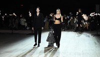 Miley Cyrus saat tampil di peragaan busana dari Marc Jacobs di ajang New York Fashion Week 2020 di New York, AS pada Rabu (12/2) waktu setempat. Jamie McCarthy/Getty Images for Marc Jacobs
