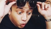 Makan adalah seni terindah di muka bumi ini, selain kamu, tulis Febrian dalam keterangan foto yang memperlihatkan dirinya tengah menyantap makanan. Foto: Instagram @febriannindyop