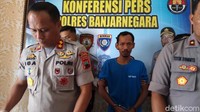 Ia sesekali terlihat menunduk dan menangis. 