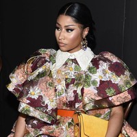 Ia melengkapi penampilannya dengan statement ring bertatahkan kristal. Foto: Jamie McCarthy/Getty Images