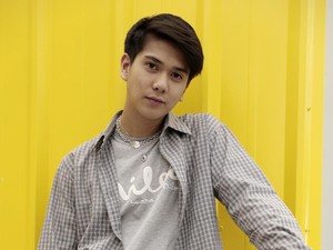 Iqbaal Ramadhan Jalan Kaki Nenteng Sendal Jepit Putus, Netizen: Tetep Ganteng!