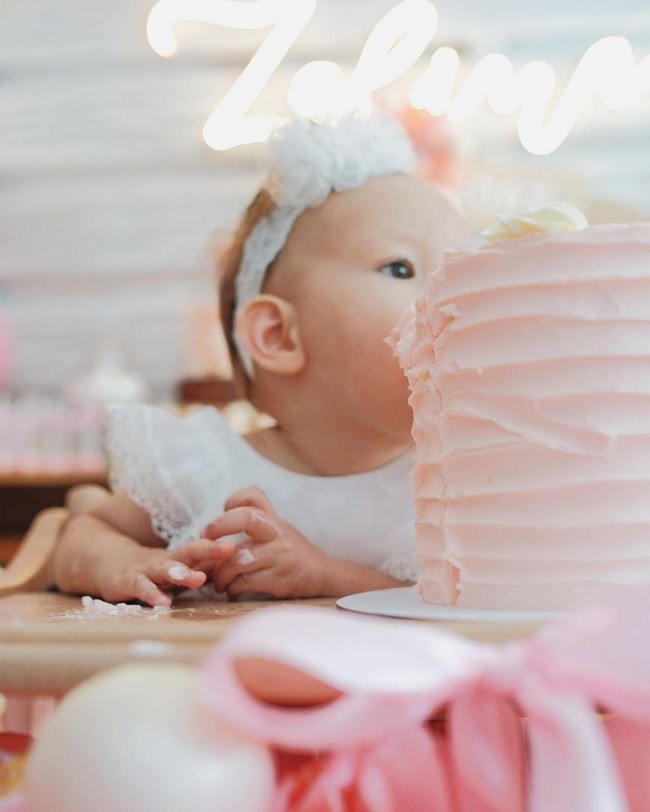 Raisa sempat memberikan sedikit bocoran mengenai perayaan ulang tahun pertama Zalina Raine Wyllie. Dia mengunggah foto sang anak yang tampak berada di belakang kue ulang tahun bewarna pink. Belahan jiwaku, pelipur laraku. Selamat berulang tahun, nak. Janji jangan cepat besar yaa, tulis Raisa di keterangan fotonya. Foto: Instagram @littlethoughtsplanner, Instagram @olaharika