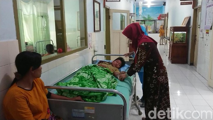 Di musim hujan, jumlah pasien demam berdarah (DB) di RSUD dr Soedomo Trenggalek membeludak. Akibatnya beberapa pasien harus dirawat di lorong dengan tempat tidur ekstra.