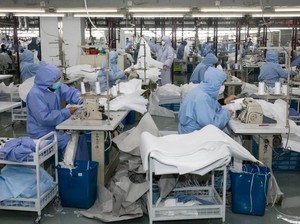 Wabah Corona Terus Merajalela, Pabrik iPhone dan Mobil pun Bikin Masker