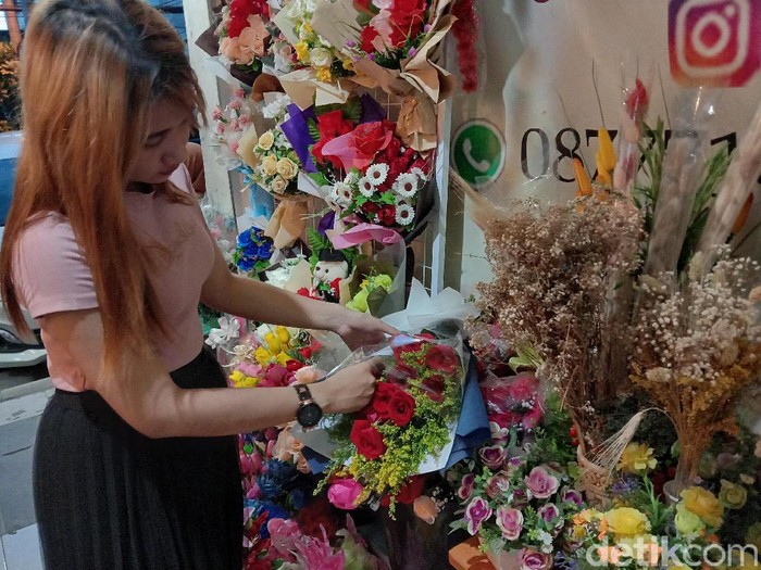 Menjelang Hari Valentine, harga bunga di Surabaya mengalami kenaikan hingga dua kali lipat. Bunga mawar paling laris diburu pembeli.