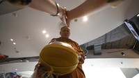 Kegiatan doa bersama di pembukaan kembali pusat perbelanjaan tu dihadiri oleh para biksu dan warga sekitar.