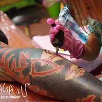 Baru berusia sembilan tahun, Maya sudah bisa memegang jarum tato dan melukiskannya pada tubuh orang dewasa. Namun gambar yang dibuatnya memang belum bisa seperti seniman profesional. Mdski terkesan amatir, Maya menggambarkan binatang hingga monster dengan bentuk yang justru menggemaskan. Foto: Instagram @maya_lu_psyland_25