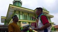 Area Sales Manager Nippon Paint Indonesia Erwin Then (kanan) bersama perwakilan pengurus masjid Haji Kodri bersiap melakukan pengecatan Masjid Jami Nurul Falah di Teluk Pucung, Bekasi Utara, Jawa Barat, Kamis (13/2/2020).