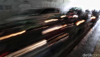 Polusi udara dan kemacetan merupakan dua dari beberapa persoalan yang terus dicari solusinya di Jakarta. Kondisi Jakarta yang menjadi pusat bisnis, administrasi, hingga hiburan membuat banyak orang datang ke ibu kota. Hal itu turut berdampak pada makin padatnya jalanan di Jakarta oleh kendaraan.