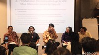 Hadir dalam diskusi tersebut (kiri-kanan) peneliti Transparency International Indonesia (TII) Agus Sarwono, Ketua Umum YLBHI Asfinawati, peneliti ICW Kurnia Ramadhana, moderator Violla Reininda dan Ketua KODE Inisiatif, Veri Junaidi.