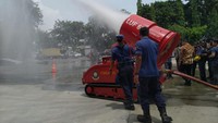Nozzle diangkat tinggi sampai sekira 6 meter. Usai diangkat, robot pemadam kebakaran ini menyemprotkan air ke depan. Robot ini memiliki kapasitas volume air 2.500 liter dan foam 500 liter.  (Sachril Agustin/detikcom).