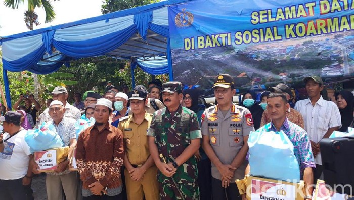 Panglima TNI Marsekal Hadi Tjahjanto dan Kapolri Jenderal Idham Aziz melakukan tinjauan ke Desa Pring dan Desa Penagi di Natuna, Kepulauan Riau (Rahel Narda Chaterine/detikcom)