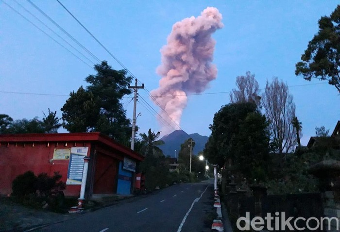 Gunung Merapi erupsi, Kamis (13/2/2020) pukul 05.16 WIB. Tinggi kolom erupsi Gunung Merapi mencapai sekitar 2.000 meter atau 2 km.