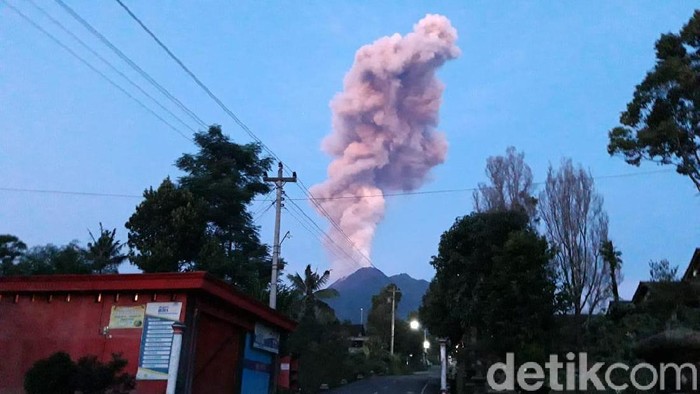 Gunung Merapi erupsi, Kamis (13/2/2020) pukul 05.16 WIB. Tinggi kolom erupsi Gunung Merapi mencapai sekitar 2.000 meter atau 2 km.