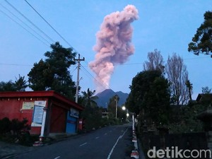 Video Gunung Merapi Muntah, Abu dan Pasir Hujani Lereng Boyolali