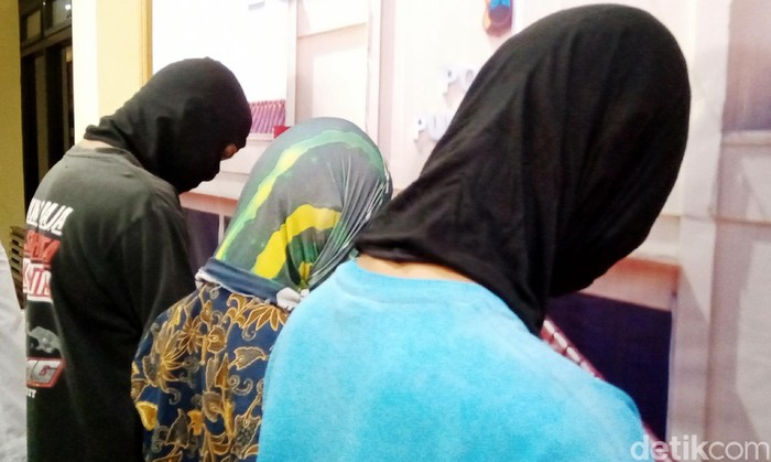 3 Siswa Penyiksa Siswi SMP Purworejo Jadi Tersangka Tiga orang siswa yang terekam kamera memukul dan menendang seorang siswi SMP Muhammadiyah Butuh, Purworejo resmi jadi tersangka. Penetapan tersangka disampikan oleh Kapolres Purworejo, AKBP Rizal Marito di kantornya, Kamis (13/2/2020).