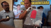 Polisi menunjukan barang bukti kasus pembunuhan dan kekerasan seksual ini.