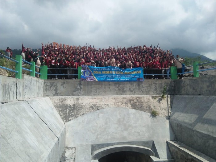 Suasana wisata di Bunker Kaliadem yang berjarak lima kilometer dari puncak Merapi usai erupsi