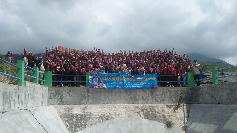 Suasana wisata di Bunker Kaliadem yang berjarak lima kilometer dari puncak Merapi usai erupsi Suasana wisata di Bunker Kaliadem yang berjarak lima kilometer dari puncak Merapi usai erupsi