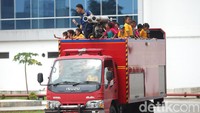 Sebelumnya, anak-anak diajakberkeliling naik mobil damkar.