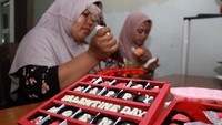 Jelang hari Valentine pada 14 Februari mendatang, permintaan cokelat bertema hari kasih sayang itu mengalami peningkatan hingga 50 persen dengan kisaran harga Rp 200 - Rp 250.000 tergantung motif dan ukuran cokelat. ANTARA FOTO/Umarul Faruq.