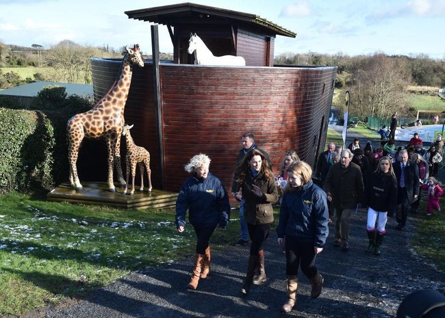 Kate Middleton menyambangi Ark Open Farm, sebuah peternakan terbuka, di Newtonards, dekat Belfast, Irlandia Utara, Rabu (12/2/2020). Kehadiran istri Pangeran William itu adalah bagian dari kunjungan dadakan selama sehari di negara yang beradai di bawah naungan Britania Raya. (Foto: Charles McQuillan/Getty Images)
