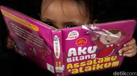 Bermula dari kegemarannya membaca buku, ketua RT di kawasan itu kemudian membuat taman bacaan dari beberapa buku koleksinya.